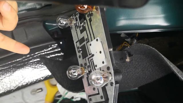 como cambiar bombilla trasera del peugeot 406