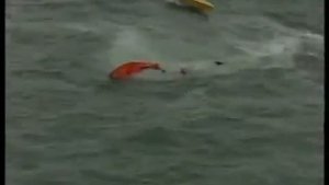 Лодка прыгает и ныряет в воду со скоростью более 111 км/ч