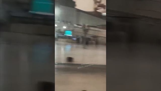 В Мекке сильнейший ветер сносит людей, а машины тонут в потоках воды. И температура упала на 20*