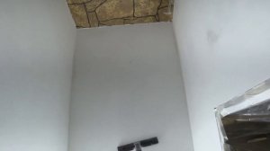 Нанесение декоративной краски на стену с песком