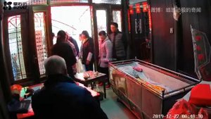 Семья бьёт и вытаскивает тело человека из гроба