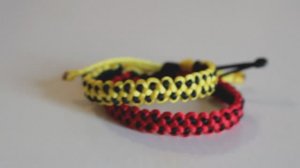 Пошаговое руководство по браслету, Как сплести браслет из атласных шнуров.