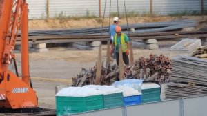 Автокран 25 тонн оранжевый стоит, потом будет в работе.