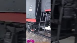 Наш паровоз вперёд летит, в коммуне остановка...