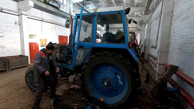 Пока Александрович возится со светом на Болотоходе, нам привезли мотор на Кировец и другие обновки! смотреть онлайн