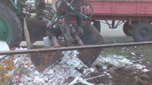 Трактор ЮМЗ. Погрузка мусора грейферной установкой в прицеп ПТС 4.