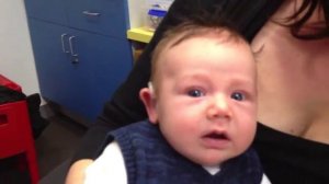 Глухой от рождения ребенок слышит голос матери в первый раз