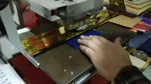 Тиснение фольгой на позолотном прессе.