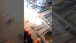 Первая установка скрапной бадьи на скраповоз