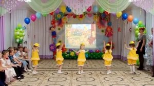 Танец цыплят. Выступление малышей на выпускном празднике.