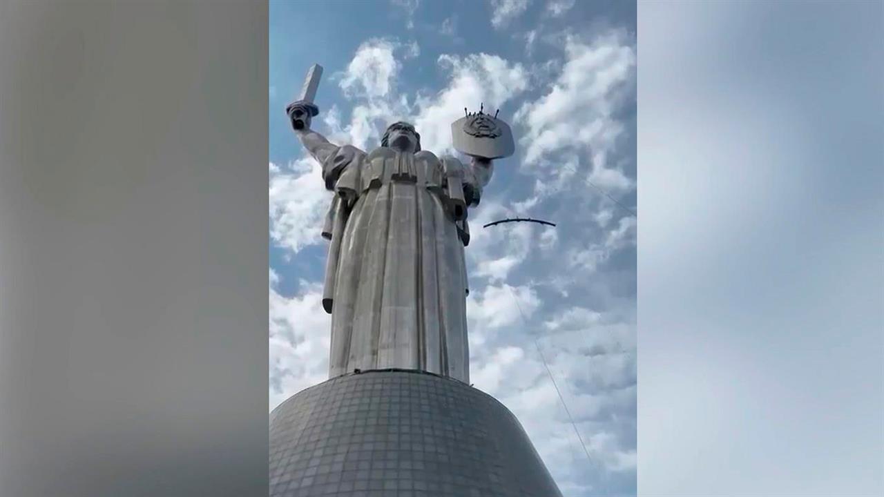 В Киеве отложили замену герба СССР с монумента "Родина-мать", а во Львове ищут гумпомощь