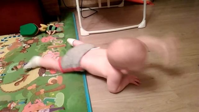 Ребенок ползает по-пластунски | Ребенок ползает на четвереньках смотреть онлайн