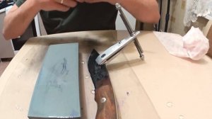 Заточка охотничьего ножа на водных камнях с держателем угла заточки типа - костыль