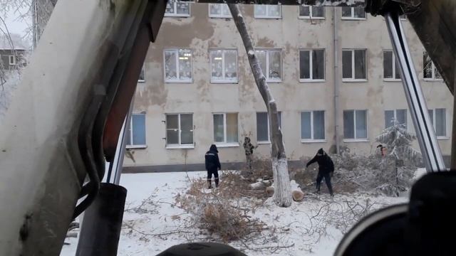 Мой 1 рабочий день. Погрузка веток, пеньков. смотреть онлайн