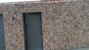 Забор из габионов с верхней перемычкой над воротами и калиткой.