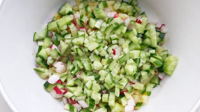Окрошка на сметане с сосисками