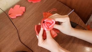 Светильник розы из изолона своими руками/роза из глиттерного фоамирана/молд для листа своими руками