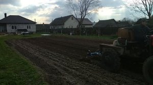 Нарезка борозды самодельным окучником  для посадки картошки сажалкой.