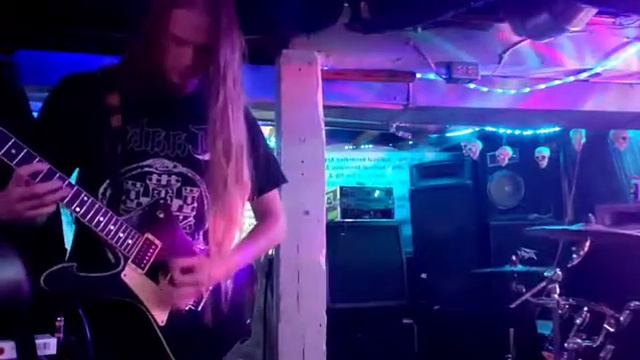 Mayhem Dead playing guitar live? Vorstreus practise смотреть онлайн