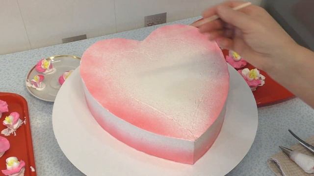 Торт СЕРДЦЕ с экзотическими цветами(крем БЗК).