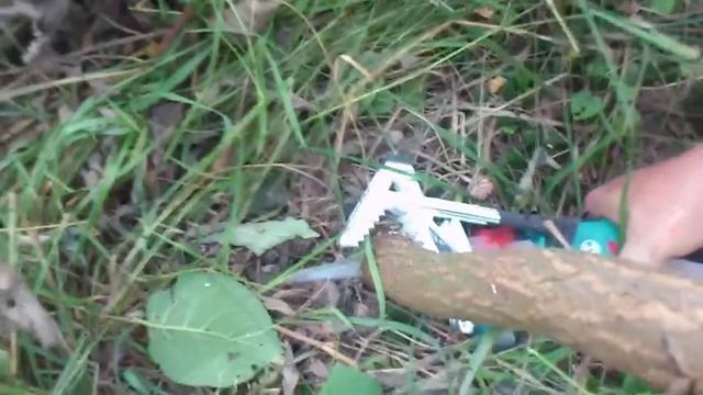 Обрезаем ствол у корня аккумуляторной электрической сабельной пилой Keo bosch смотреть онлайн