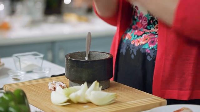 ГОТОВИМ С АДЕЛЬ Венгерский гуляш с клецками, пита с домашней колбасой и бананы в сливочной карамели смотреть онлайн