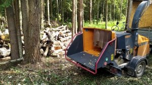 Работа измельчителя веток и стволов деревьев; FORST ST8.