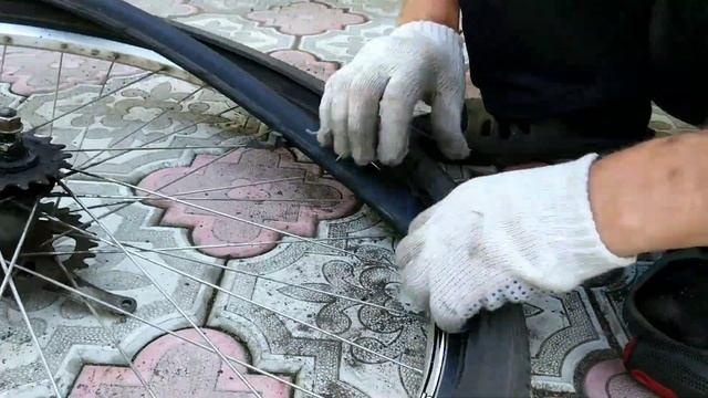 Одеваю две покрышки на колесо велосипеда, защита от проколов смотреть онлайн