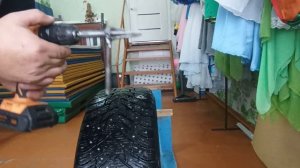 Смастерил самодельный дошипун. Показываю как работает. Дошиповка зимних шин своими руками.