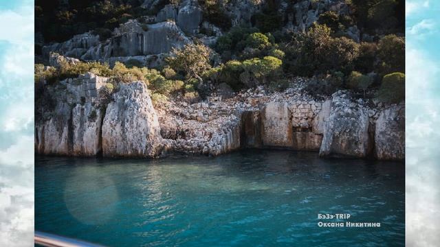 Затопленный город, лестницы, уходящие под воду. Здесь запрещено нырять, рядом нельзя купаться. смотреть онлайн
