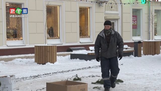 На площади Ленина устанавливают искусственную ель смотреть онлайн