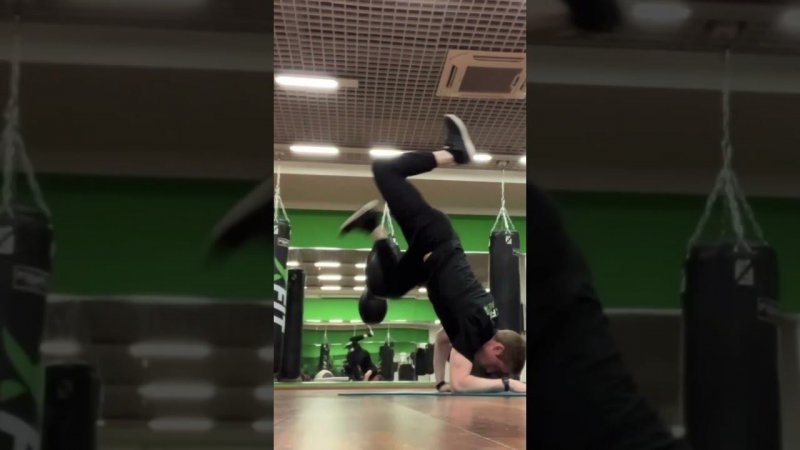 Как делать фриз на локте / How to #elbowfreeze #elbowstand #shorts