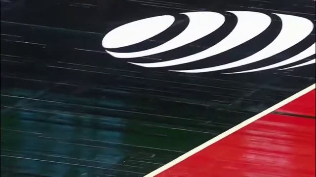 Майлз Бриджес в безумном прыжке забил изящный данк через Николу Вучевича смотреть онлайн