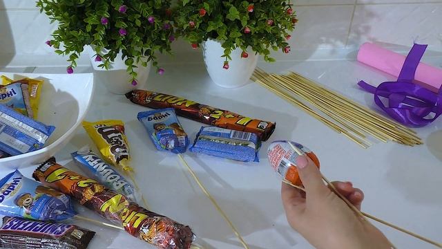 Как собрать букет из киндеров и сладостей Сладкий букет своими руками Самый необычный подарок