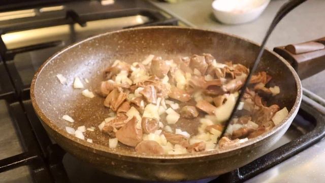 Куриные СЕРДЕЧКИ в сметане с солеными огурчиками! Как готовила моя БАБУШКА!