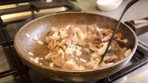Куриные СЕРДЕЧКИ в сметане с солеными огурчиками! Как готовила моя БАБУШКА!