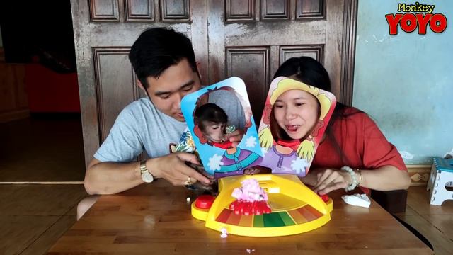 YoYo family play a fun game