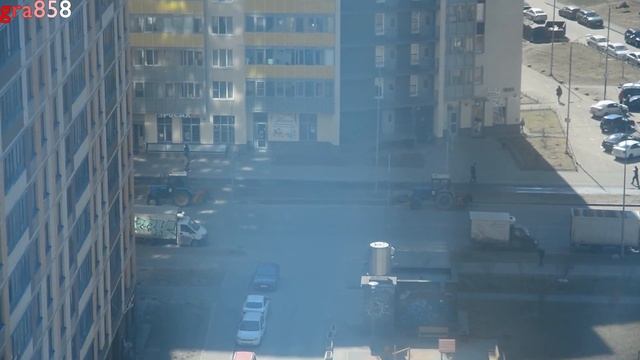 190423ТРАКТОРЫ МТЗ-82 и МТЗ-320 ПОДМЕТАЮТ И ПОЛИВАЮТ АПРЕЛЬСКИЕ УЛИЦЫ КУДРОВО