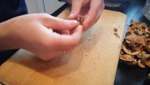 Как правильно колоть грецкий орех
