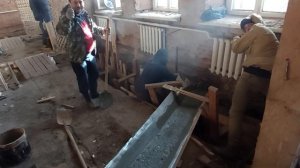 Автобетоносмеситель.Выгрузка бетона и применение трубы .