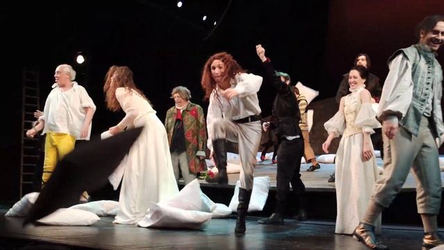 Спектакль "Двенадцатая ночь" Театра им. Ленсовета. Поклоны и кидание подушками) смотреть онлайн