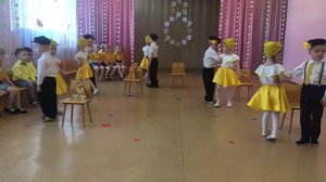 Танец " Девочки фабричные ". Утренник  8 Марта в средней группе.