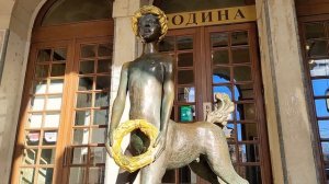 Скульптура Мальчик-кентавр на Караванной улице в Санкт-Петербурге у входа в здание Дома кино...