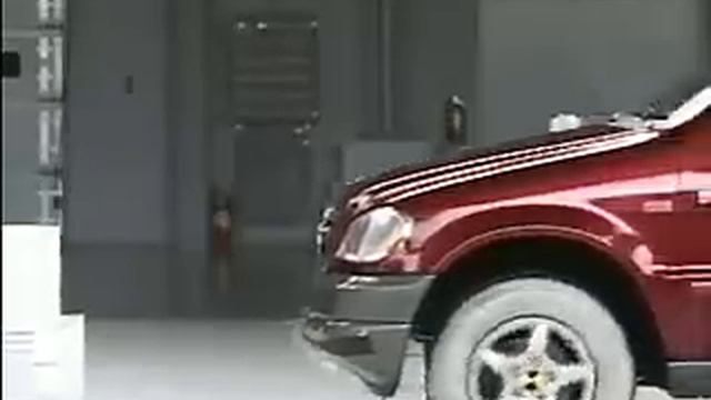 Vehicule Crash Test 1999-2005 Mercedes Benz ML 320 Class Frontal Offset) IIHS-Extreme смотреть онлайн