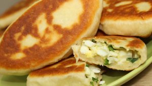 Жареные пирожки с яйцом и зелёным луком..mp4