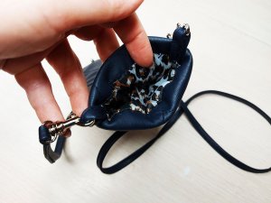 Хитрость пошива кожи.Потрясающая сумочка для телефона из экокожи DIY