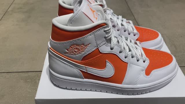 Jordan 1 Retro Mid WMNS Bright Citrus CZ0774-800 смотреть онлайн