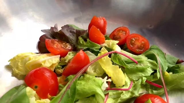 Салат с клубникой и жареным сыром | Пермь