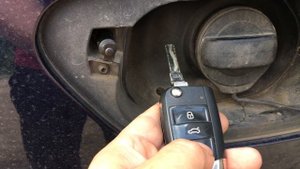 Скрежет привода лючка бензобака на фольксваген гольф 7 при открытии