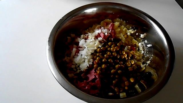 Салат Оливье с колбасой.